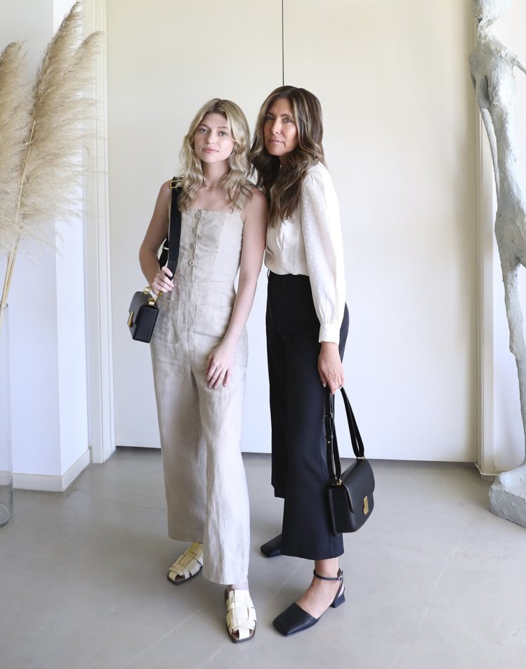 母女檔時尚部落客Melissa（右）和 Rachel Meyers受邀詮釋CHARLES & KEITH包款。圖／CHARLES & KEITH提供