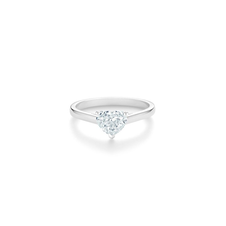 DE BEERS DB Classic 心形切割鑽石戒指，主鑽1克拉起，約41萬5,000元起。圖／DE BEERS提供