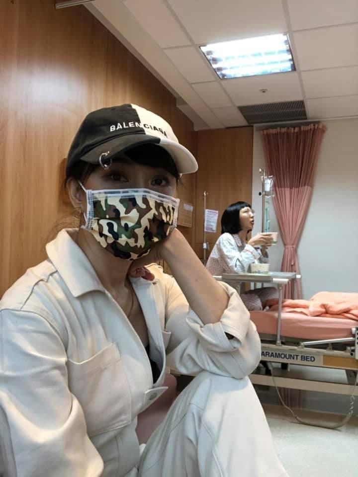 柴智屏PO出在病房照顧女兒小雅的照片，表示現在已無大礙。圖／摘自臉書