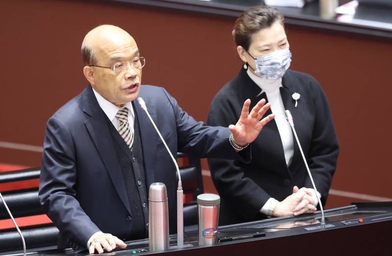 行政院長蘇貞昌（左）在民進黨決定不提公投對案後，站上第一線主導戰局。圖／聯合報系資料照片