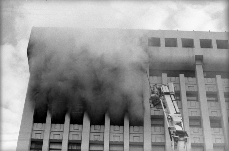 台北市敦化北路台塑大樓十樓的外貿協會凌晨發生火災，消防隊員在現場搶救情形。圖／聯合報系資料照片
