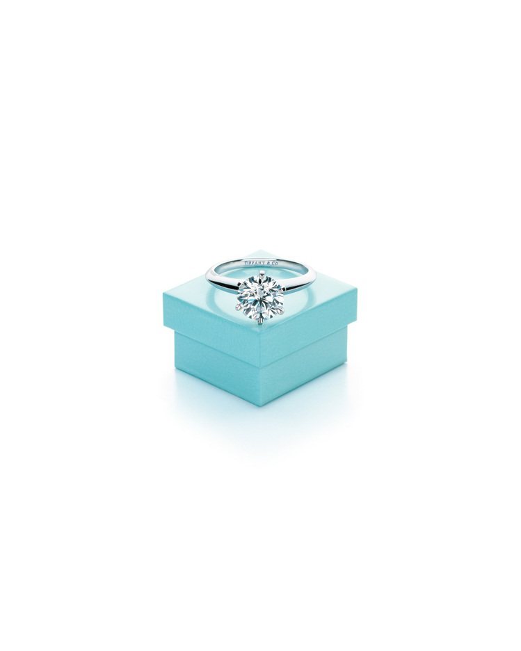The Tiffany Setting鉑金六爪鑽石戒指，價格店洽。圖／Tiffany提供