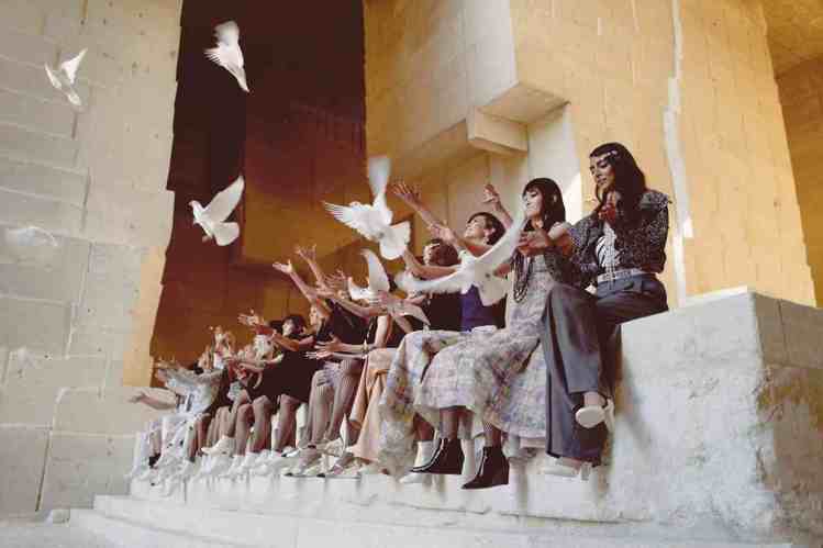 在秀的最後，模特兒們一字排開放飛白鴿，傳遞出希望與和平安穩的期許。圖／香奈兒提供