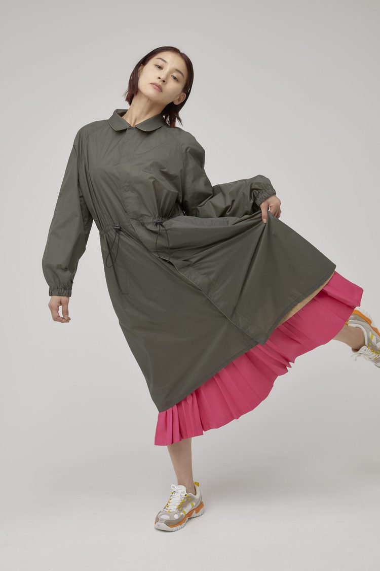 ZUCCa雙色機能長版大衣20,600元、壓褶長裙10,600元。圖／ZUCCa提供