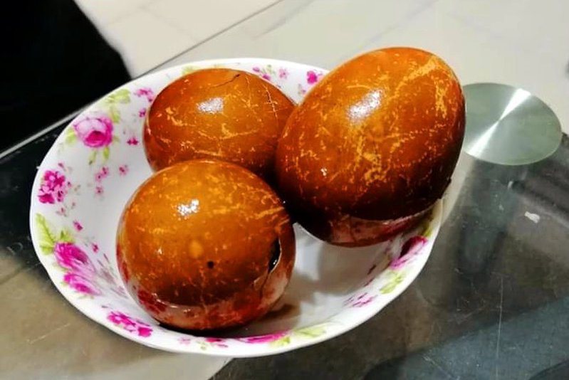 高雄市小港區桂林國小家長會總幹事張瓊月滷的茶葉蛋，有著滷香、茶香與蛋香。高雄市教育局提供