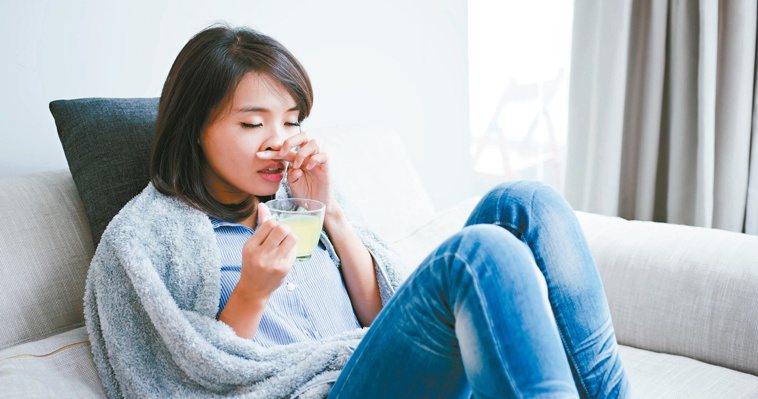 出現喉嚨痛時，可以喝熱金桔或檸檬水，緩解感冒症狀。圖╱123RF