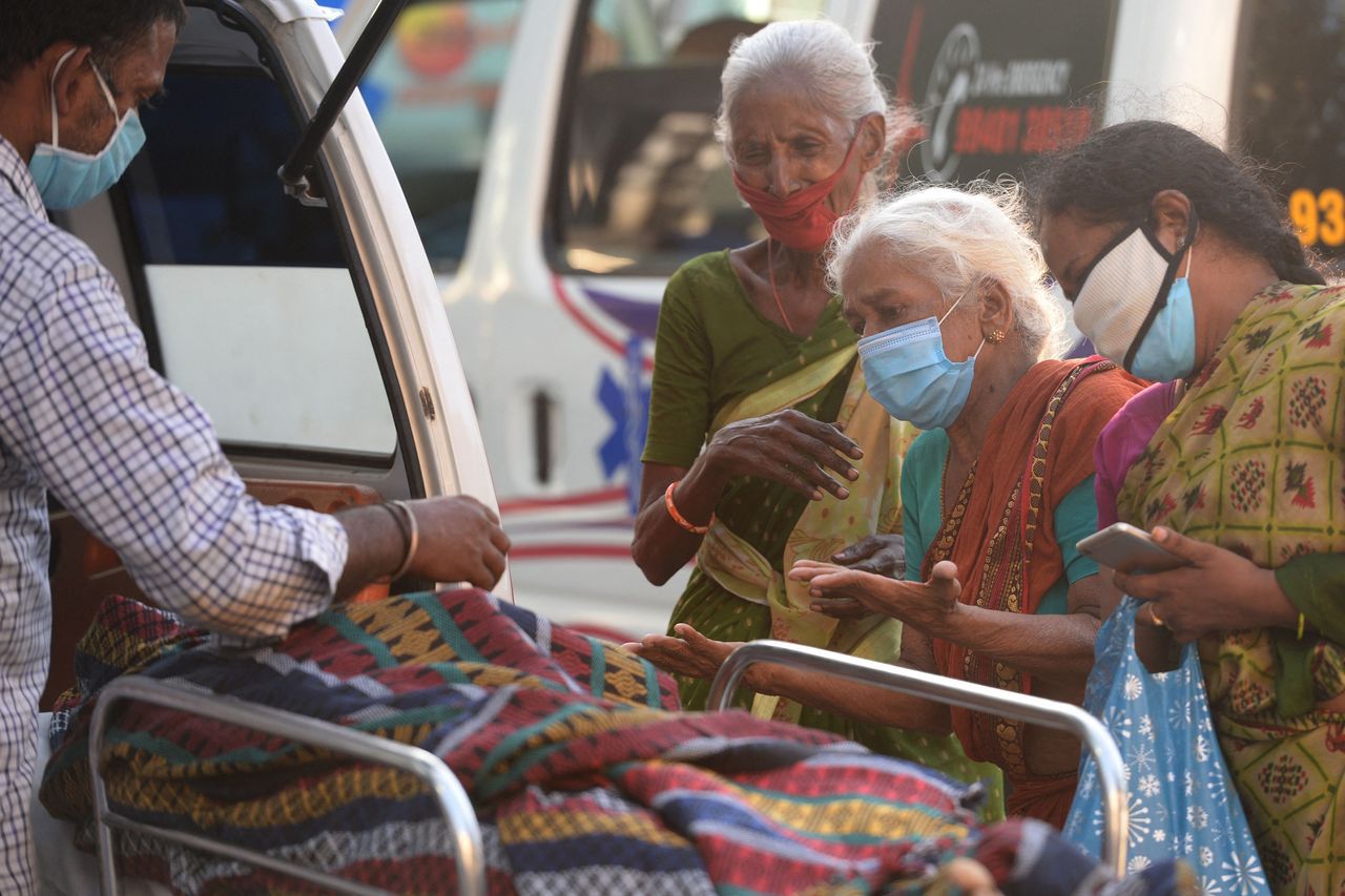 印度今天通報，新增41萬2262人確診新冠肺炎、3980人病歿，雙雙創單日新高紀錄，圖為印度民眾在病故親人旁哀悼。法新社