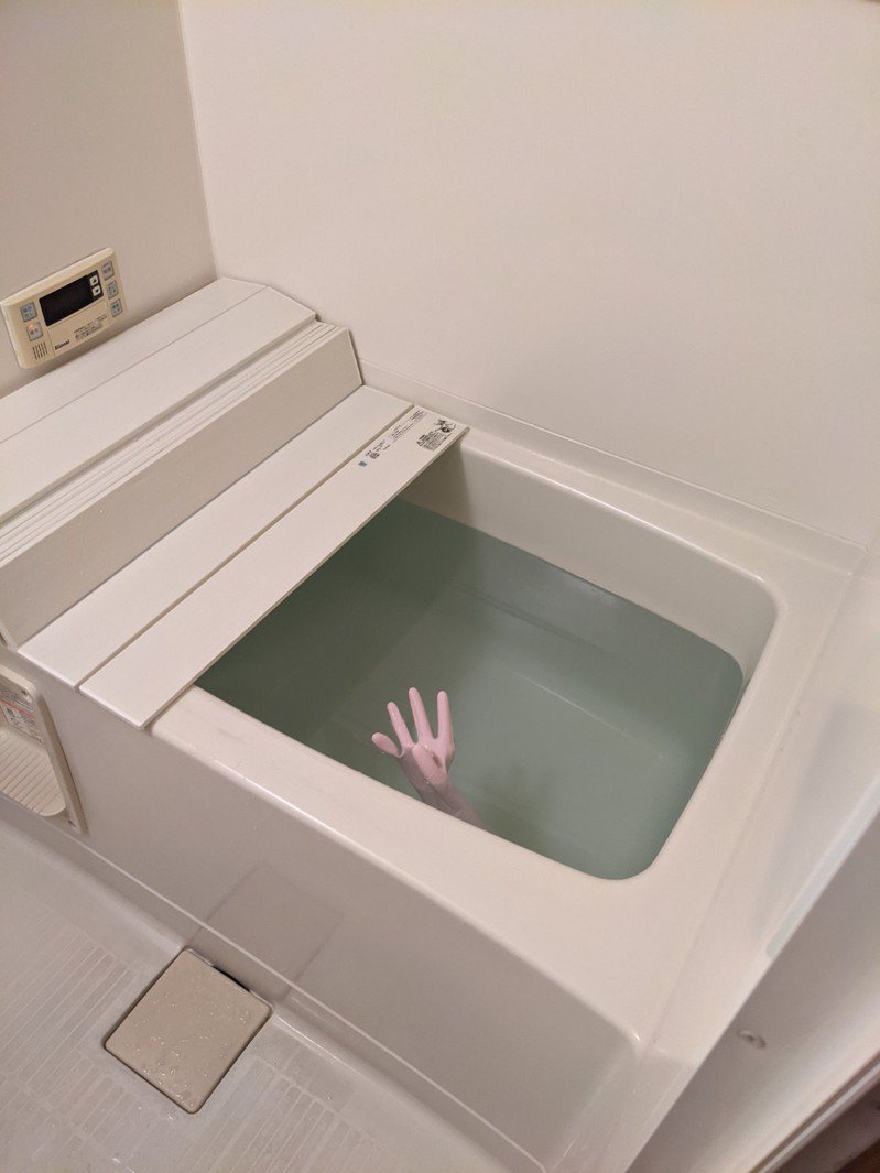 日本一位網友剛踏入兒子們洗完澡後的浴室，卻發現水槽呈現一副命案現場的模樣。圖擷取自twitter