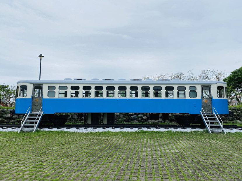 俗稱「東線小叮噹」的車廂曾行駛於東部，報廢後在櫻花公園展示。 圖／王思慧 攝影