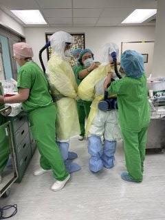 在負壓手術室為患者手術，醫護人員必須穿防護衣、隔離衣、N95口罩及面罩，加上骨科...