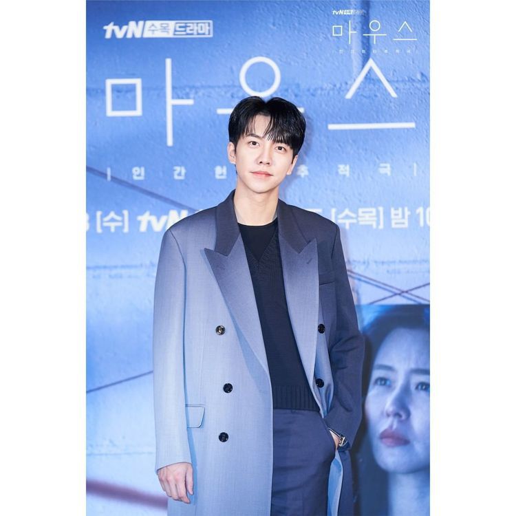 李昇基在韓劇「MONSTER」發布會上穿了FENDI聚光燈效果西裝大衣。圖／取自...