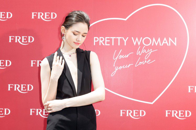 模特兒展演FRED最新Pretty Woman系列珠寶。圖／斐登提供