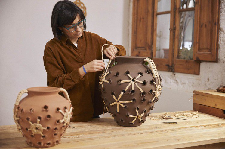 西班牙工匠Belen Martinez是LOEWE Weaves系列陶瓶創作者之一。圖／LOEWE提供