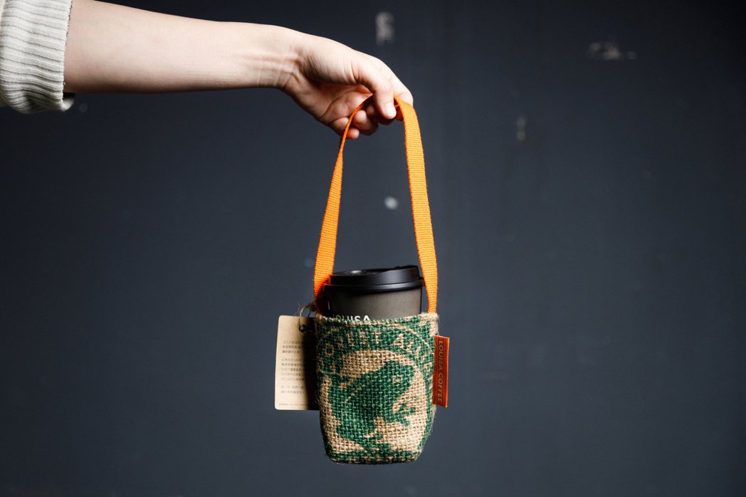 蘆葦女力目前與路易莎每年合作生產約1.5萬份「一杯咖啡袋」，卻僅有5位婦女手作。...