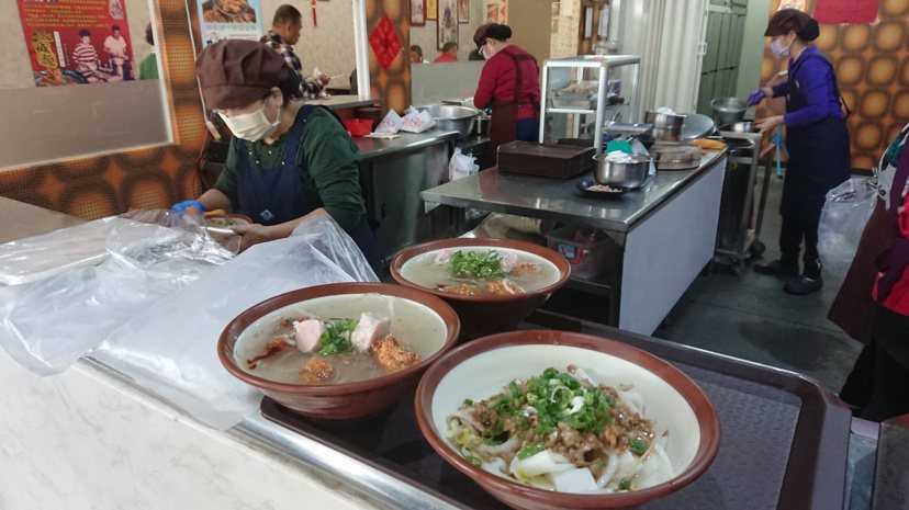 台南市灣裡的火城麵店是遊客必到美食景點。 圖／鄭惠仁 攝影