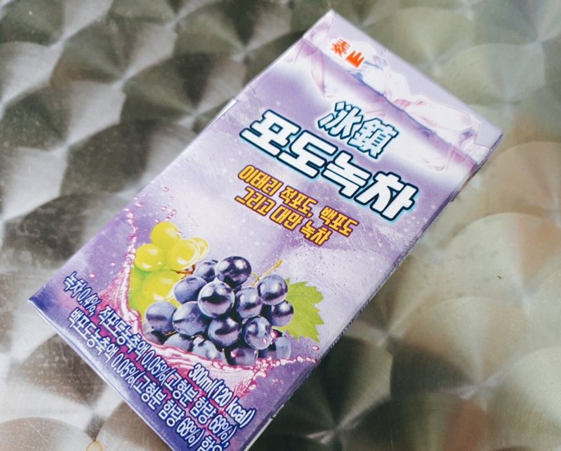 一款來自台灣的「泰山冰鎮葡萄綠茶」在南韓爆紅，引起上千網友討論。
圖擷自twitter