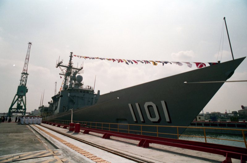 1993年5月7日海軍「光華計畫」PFG-2級飛彈巡防艦「成功艦」交艦暨成軍典禮，在中國造船公司高雄總廠舉行。圖／聯合報系資料照片