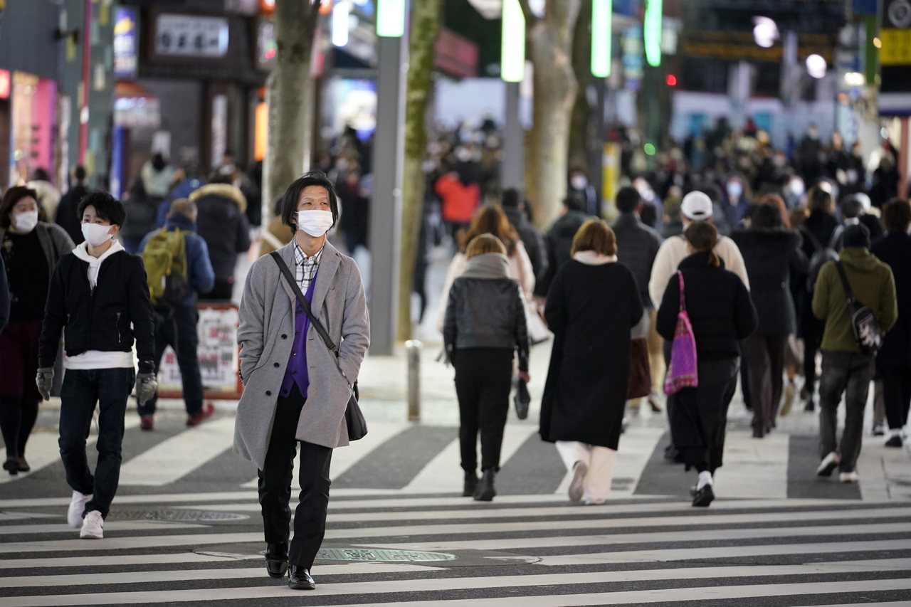 日本政府今天傍晚將宣布，東京、京都、大阪、兵庫4都府縣緊急狀態期限延長至31日，並新追加愛知、福岡兩縣。歐新社