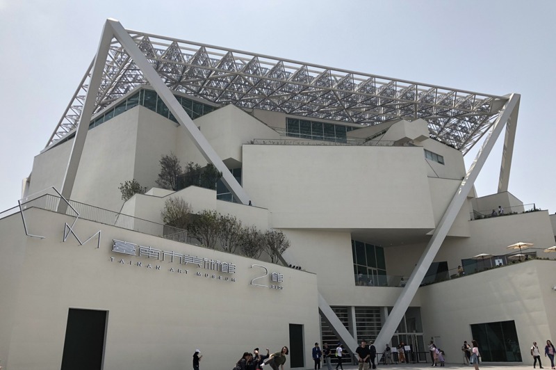 台南市立美術館位於蛋黃區，開幕以來吸引無數遊客。記者何定照／攝影