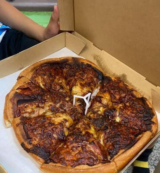 網友訂披薩卻收到全部烤焦的披薩。圖／取自臉書