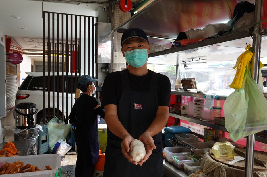 臺中金谷市場附近的日出廣東粥，由一對親切的夫妻經營，熟客直接喚他們「鴻團長」與安琪。（圖／金大佛提供）
