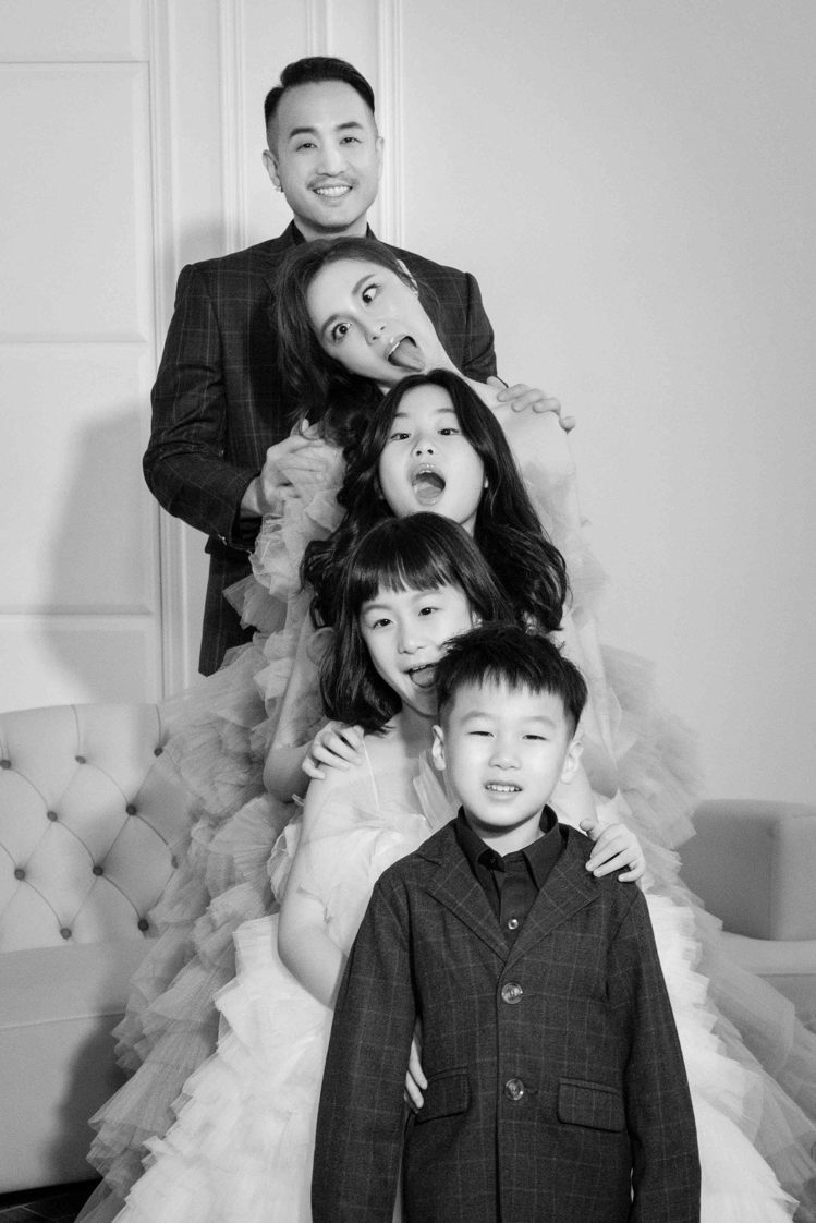 男星唐志中（Jason）和老婆小咪慶祝結婚十週年，帶三個還子一起拍攝全家福。圖／LinLi Boutique提供