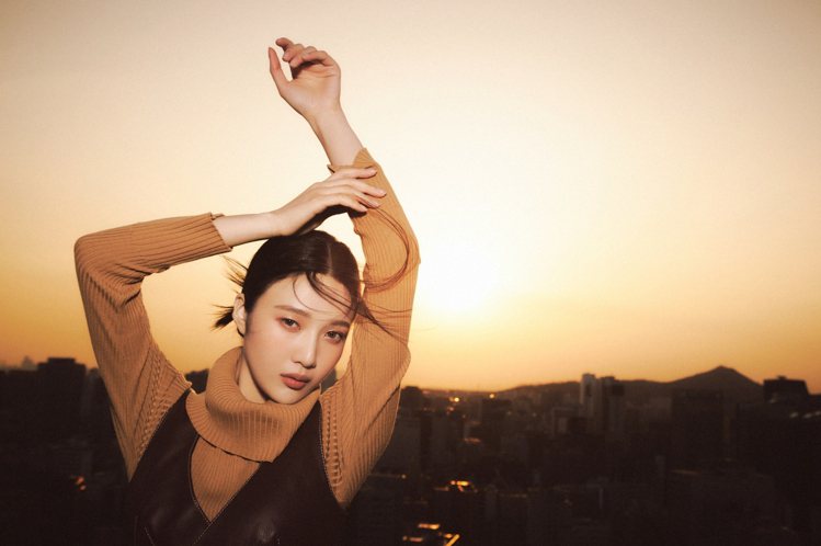 TOD'S《In Our Shoes》特別創作計劃廣告第二章正式發表，這次拍攝地點選在首爾，並找來女子組合Red Velvet的Joy擔任主角。圖／迪生提供