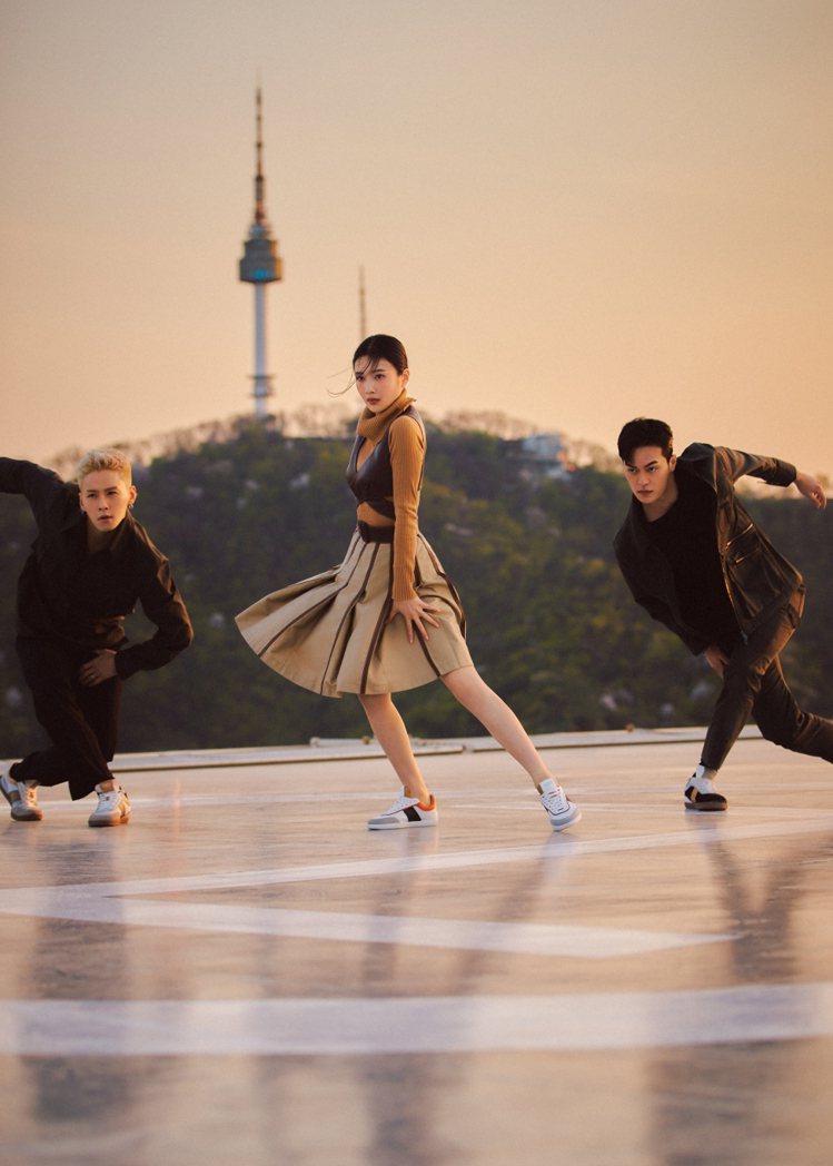透過影片一覽TOD'S男女裝和Tabs休閒鞋在動態下的迷人之處，拍攝背景也讓人可以飽覽首爾的天際景致，像是在許多韓劇中都曾出現的南山塔。圖／迪生提供