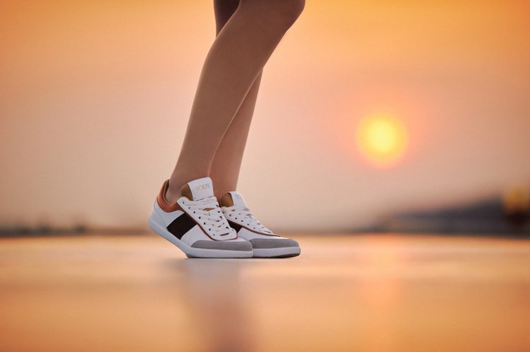 TOD'S Tabs休閒鞋的鞋跟設有經典的豆豆橡膠粒，既保留品牌經典DNA，同時有具備滿滿運動風格。圖／迪生提供