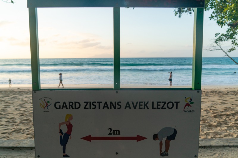 塞席爾海灘今年1月張貼告示牌提醒民眾，保持2公尺社交距離防疫。新華社