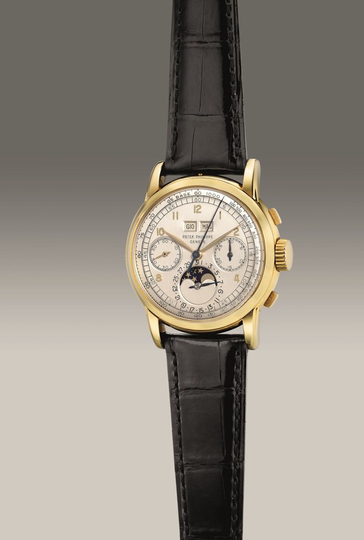 百達翡麗第一代型號2499 ，18K黃金萬年曆計時腕表， 1953年製，是目前市場唯一僅知仍保有原裝證書的第一代2499型號黃金版本，估價1,200萬港元起。圖／富藝斯提供