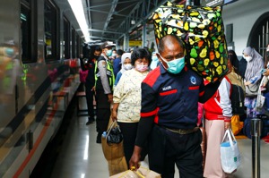 印尼在開齋節前禁止國內旅行12天，但民眾早已提前返鄉。圖為雅加達火車站5日出現 
返鄉潮。路透