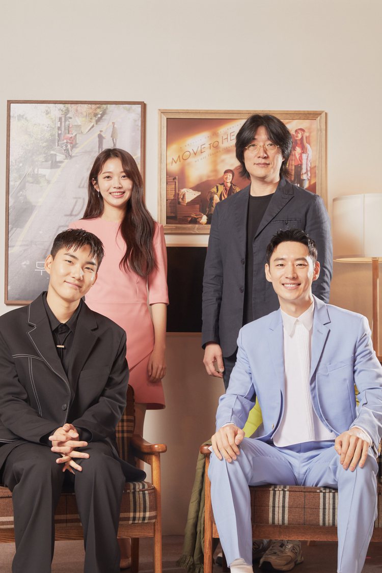 洪承希（左後）、導演金晟浩（右後）、陳俊翔（左前）以及李帝勳（右前）帶來暖心療癒...