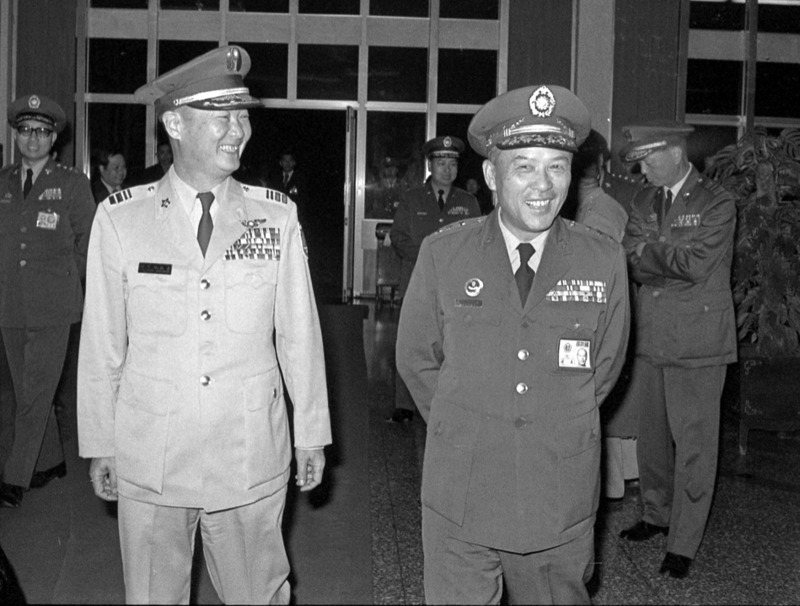 1973年我國駐越軍援團結束在越任務，國防部總政治作戰部執行官王昇上將(右)等高級官員至機場歡迎。圖／聯合報系資料照片