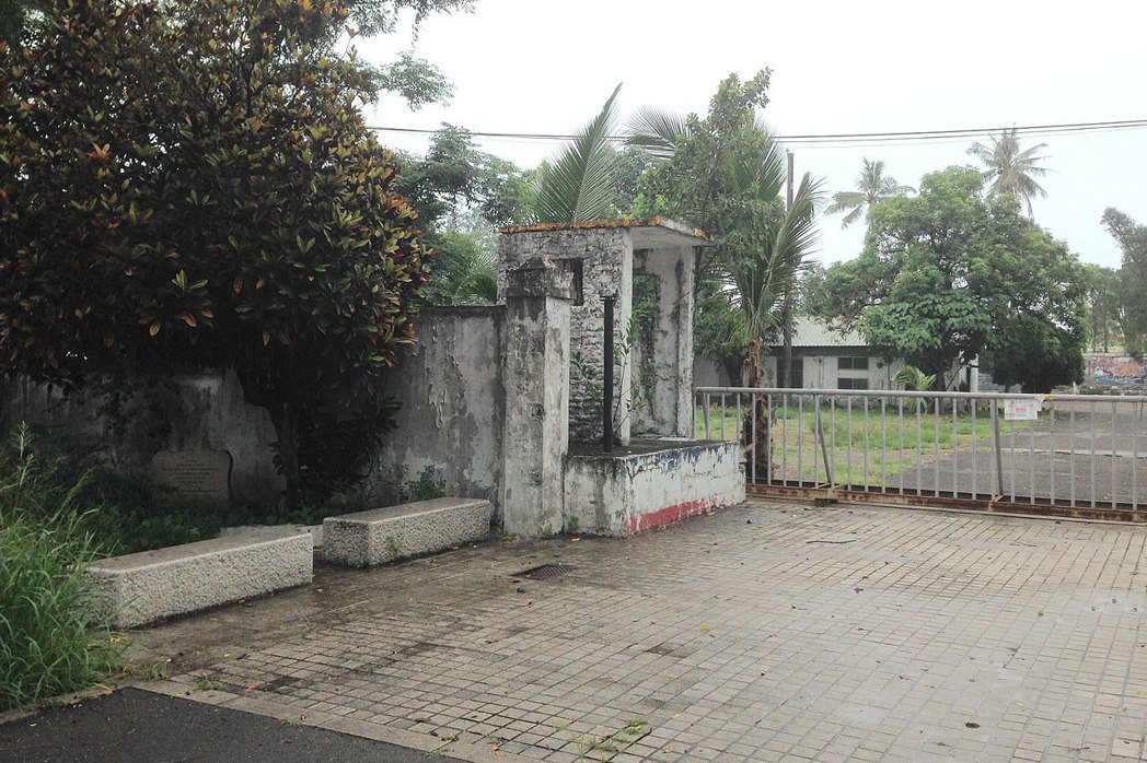 屏東戰俘營崗哨與戰俘紀念碑。 圖／維基共享