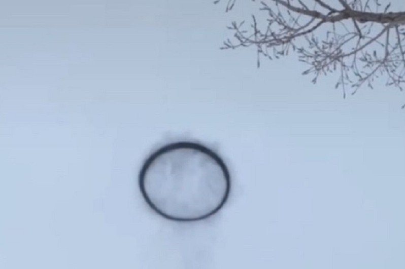 美國近日被發現天空出現「詭異黑圈」，讓眾人驚呼：「是外星人傳送門嗎？」 圖擷自TikTok