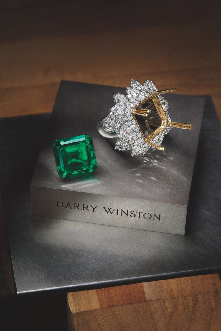 海瑞溫斯頓將重達18.03克拉的Rockefeller-Winston傳奇祖母綠，重新鑲嵌、圍繞以108顆圓形明亮式和水滴型切工鑽石，4億8,000萬元。圖 / 海瑞溫斯頓提供。