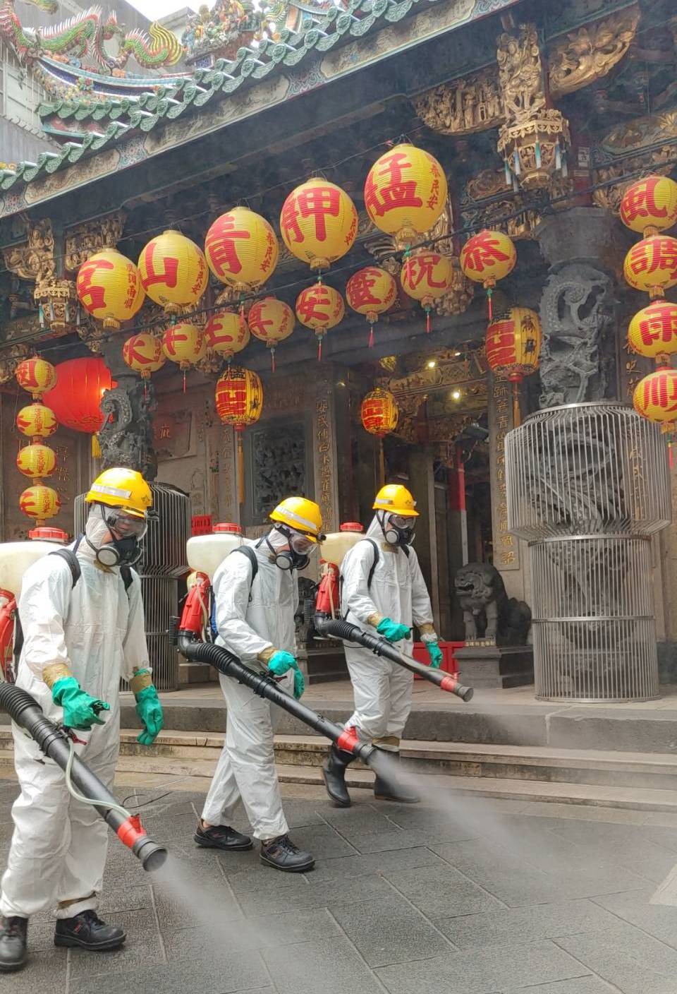 台北市環保局在萬華區消毒。圖／環保署提供