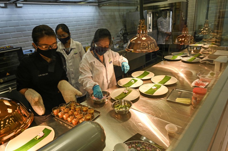 ADM新加坡實驗室研發素食版的亞洲各國美食，以滿足亞洲對「享用美食不殺生」的需求。 法新社