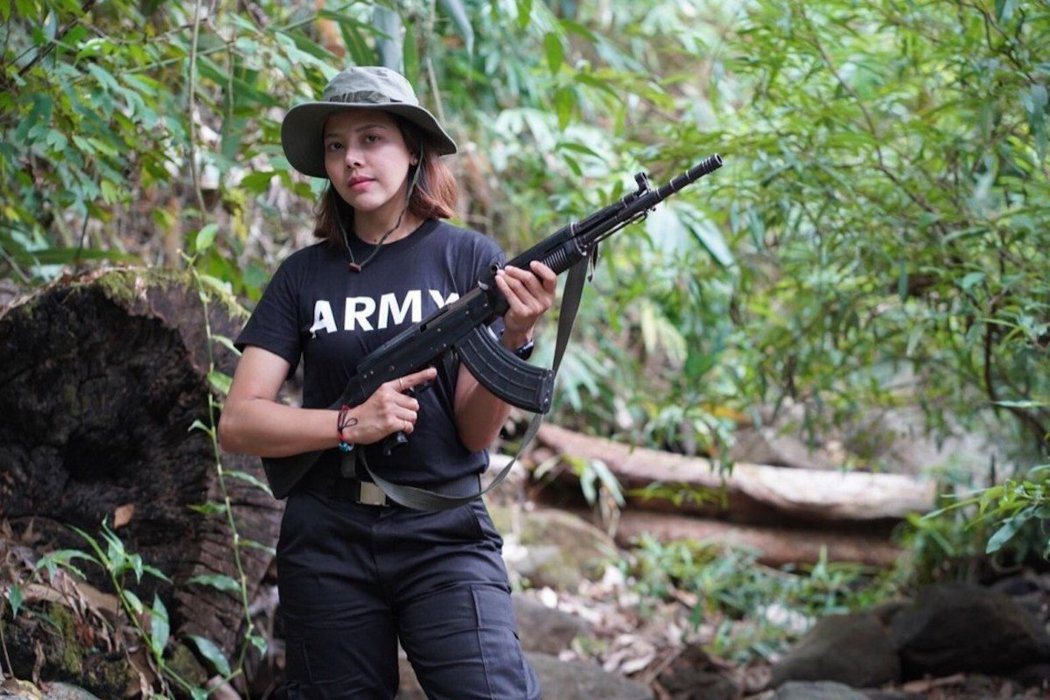 緬甸前選美皇后Htar Htet Htet在自己的臉書上傳了一張拿著突擊步槍的照...