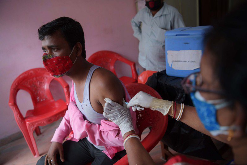 印度過去2週的2019冠狀病毒疾病（COVID-19）染疫數據透露的跡象，全都顯示當地爆發的第二波疫情可能已觸頂，或將在未來幾天內觸頂；但距離這波疫情告終，恐怕仍有一段長路。 新華社