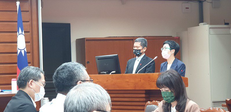 文化部長李永得(左)與文策院董事長丁曉菁在立法院備詢。記者陳宛茜／攝影