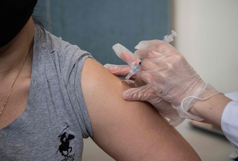 美国疾病管制暨预防中心（CDC）更新指南，建议如果已经全剂量接种疫苗，无需佩戴口罩即可在户外聚会或进行活动。法新社(photo:UDN)