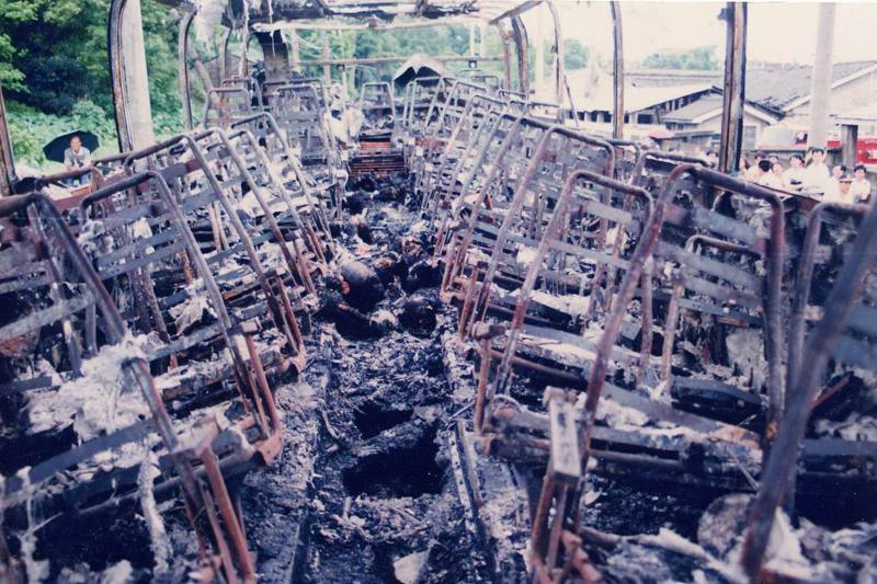 1992年05月15日發生健康幼稚園火燒車事件，泰北交通公司遊覽車燒得只剩骨架。圖／聯合報系資料照片