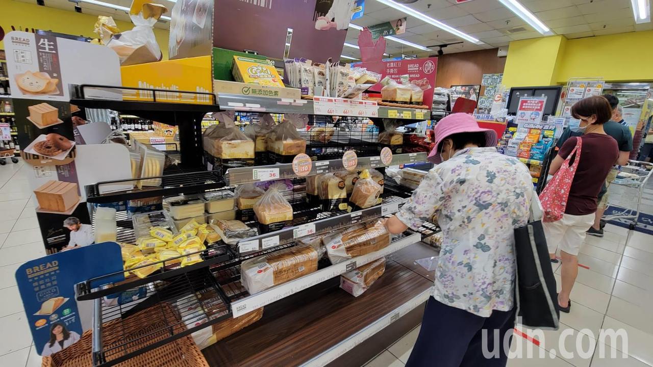 仍有少數民眾到超市採買民生物品。