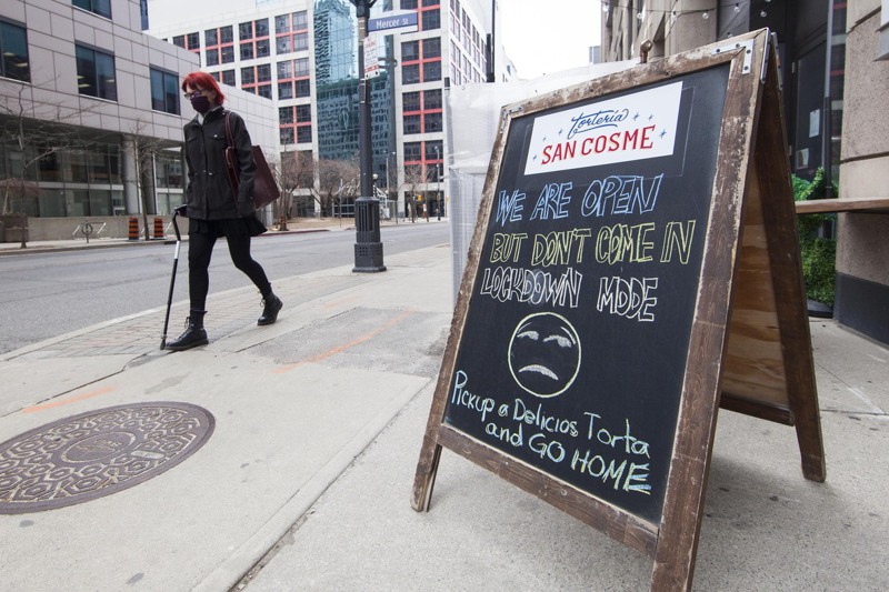 加拿大安大略省4月再度封城，多倫多一家餐廳門外的告示牌寫著：「我們開門營業，但別進來用餐，封城模式。」新華社