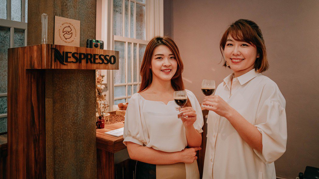 Nespresso品牌大使Ximena（左）與胭脂食品社負責人Sharon（右）...