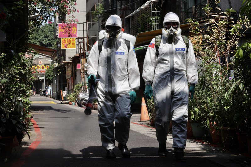 國軍33化學兵群派出徒步化學兵，在萬華全區進行第二波全面大消毒。記者許正宏／攝影