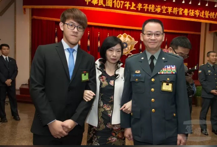 羅德民（右）擔任軍情局長兩年，他2018年晉升中將時，妻兒曾到場分享榮耀。圖／軍聞社