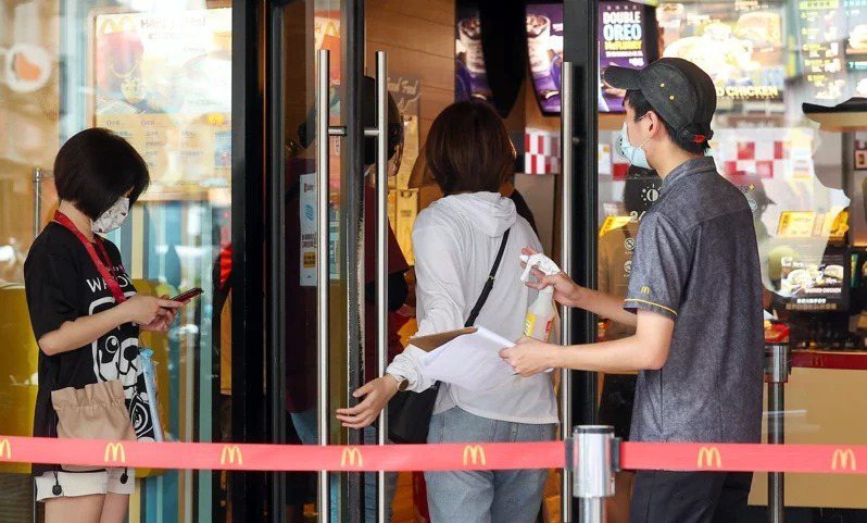 麥當勞即日起停止雙北地區門市的內用服務。記者季相儒／攝影